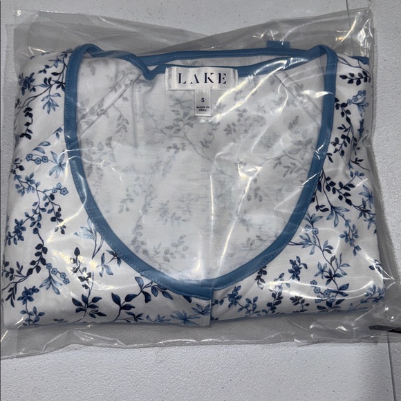 LAKE Pima Maternity Shorts Set in Serene Blue Botanical Vines - Picture 2 of 3